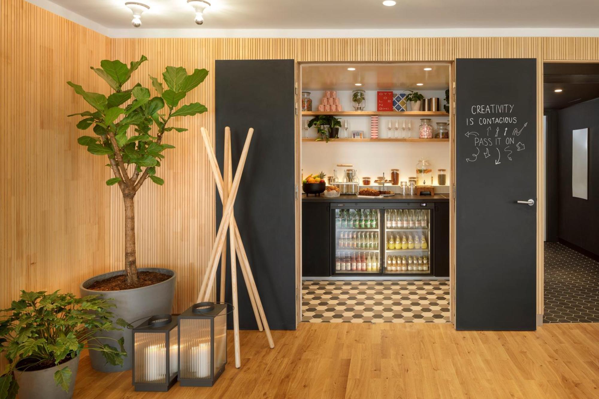 Apartahotel Zoku 4*